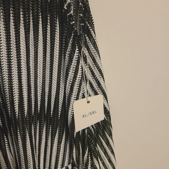 Surf Style | Black and White Contrast Stripe Swimsuit Cover-up Dress (Size XL) - Picture 12 of 16